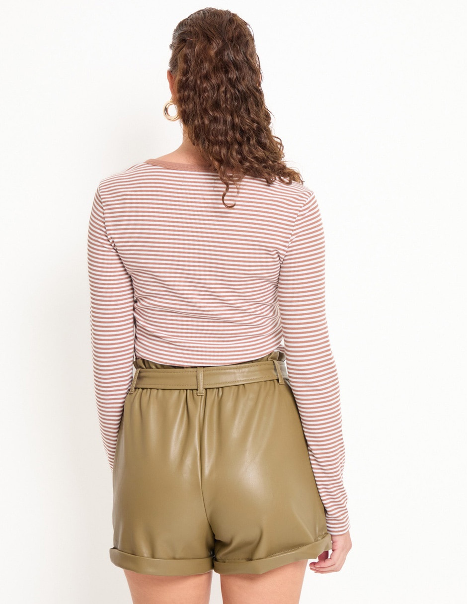 Playera manga larga Weekend cuello henley para mujer