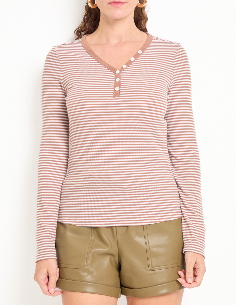 Playera manga larga Weekend cuello henley para mujer