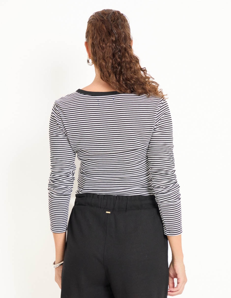 Playera manga larga cuello henley para mujer 4