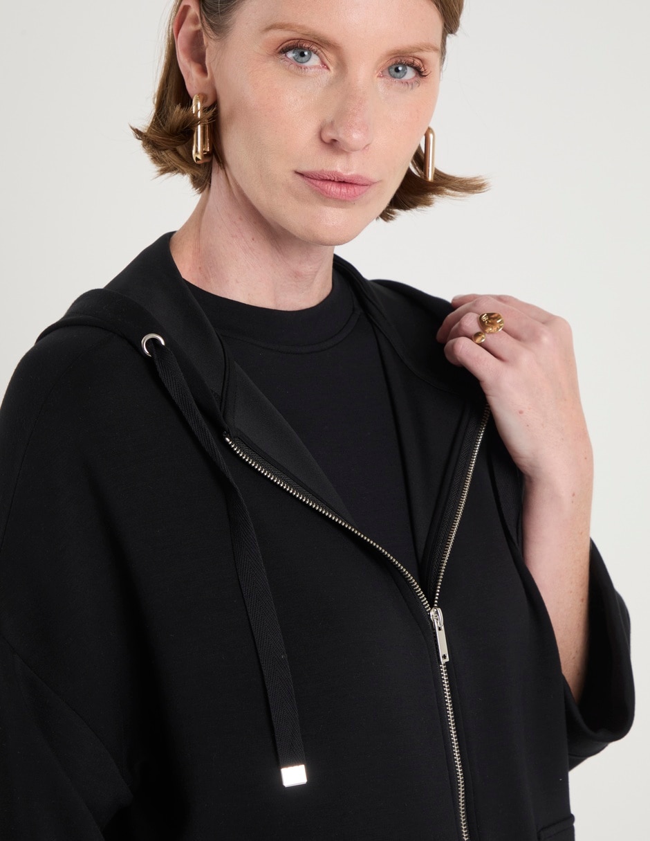Sudadera con capucha y bolsa para mujer 4