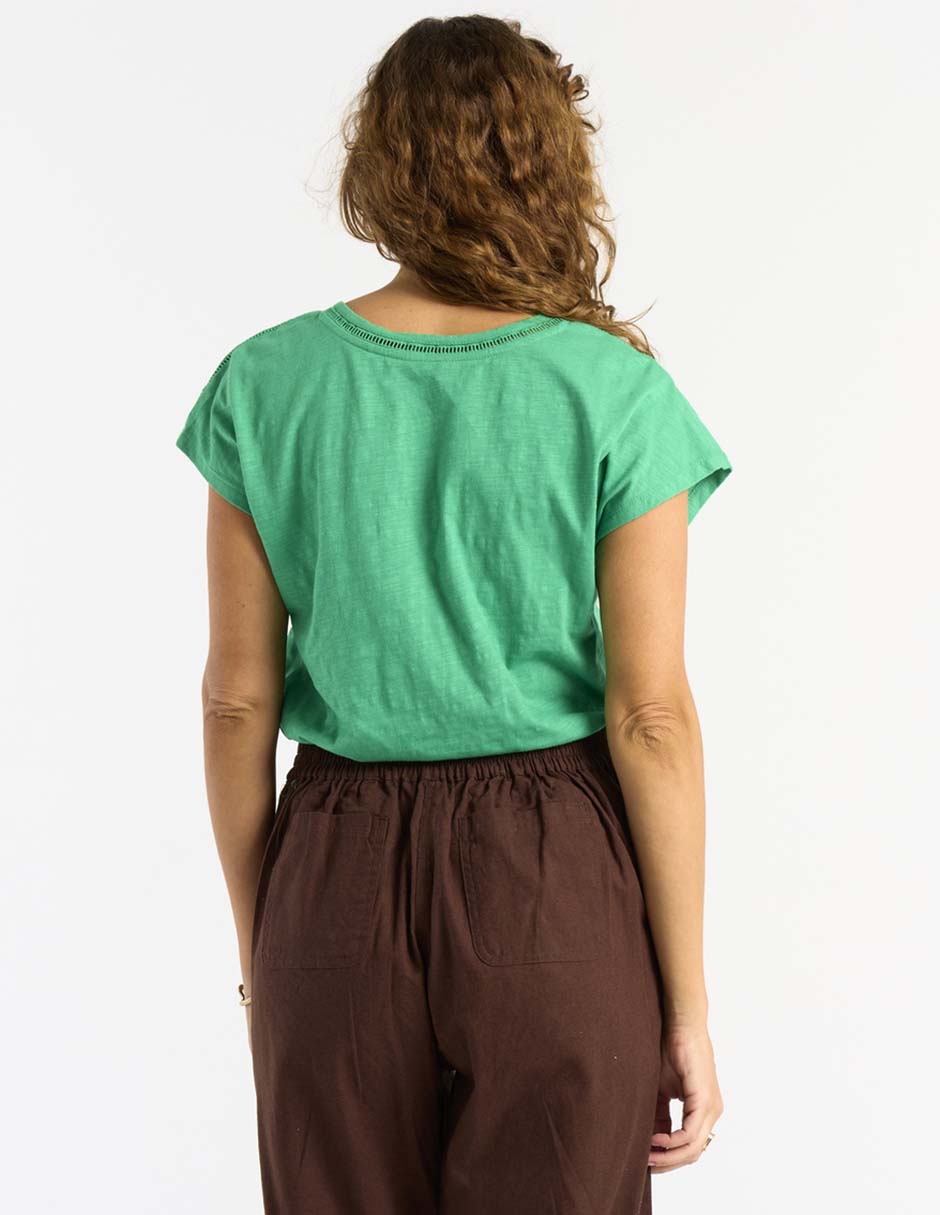Playera manga corta Weekend cuello v para mujer